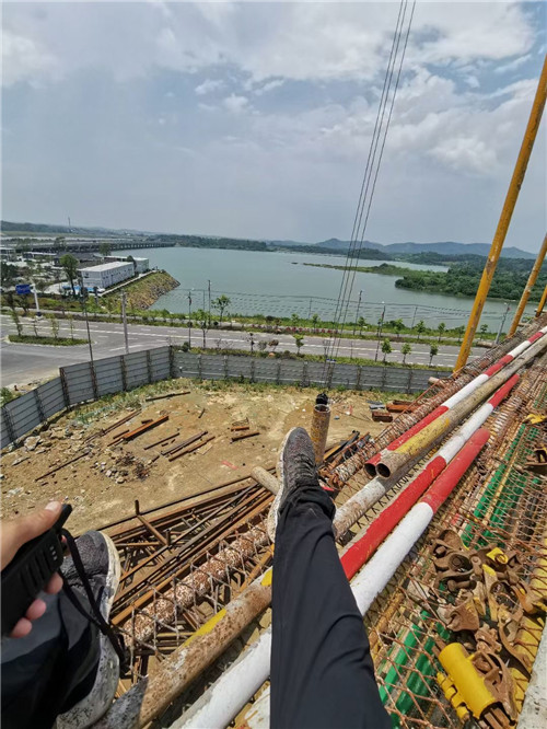 靖州作业中发生设备损坏或人员意外，责任怎么划分？